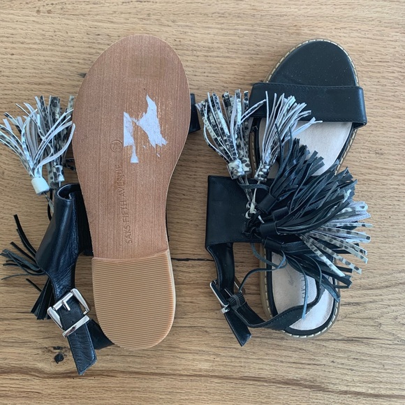 Sak’s Fifth Avenue Maria Tassel Sandals Black Leather Women’s 7 1/2 Preloved - Picture 5 of 5